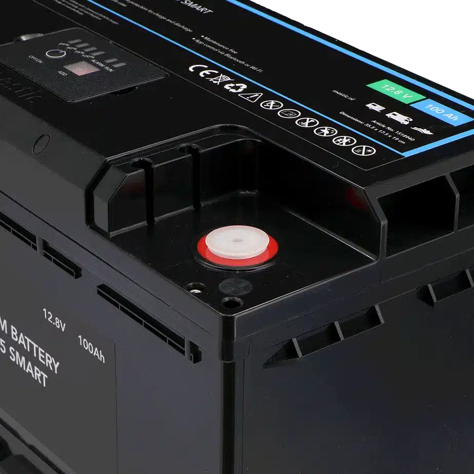 Nahaufnahme einer Lithium-Batterie MLB-100 LN5 smart mit sichtbarem Display und Anschluss, geeignet für Reisemobile und Camper
