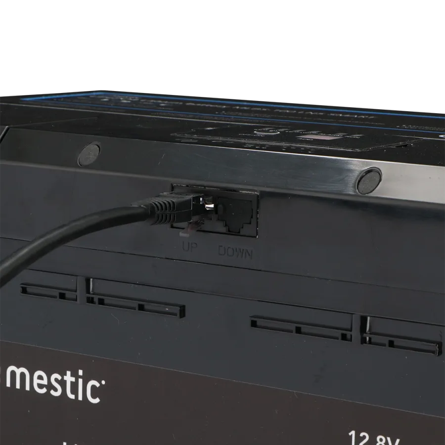 Detailaufnahme einer Mestic MLB-100 LN5 smart Lithium-Batterie mit sichtbarem Anschluss und Beschriftung für UP und DOWN