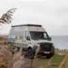 Offroad-Campervan Major Monster Mercedes-Benz Sprinter 4x4 am Ufer mit Natur im Vordergrund