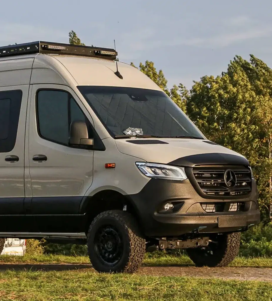 Mercedes-Benz Sprinter 4x4 Major Monster, geländetauglicher Campervan in Steingrau mit Offroad-Zubehör