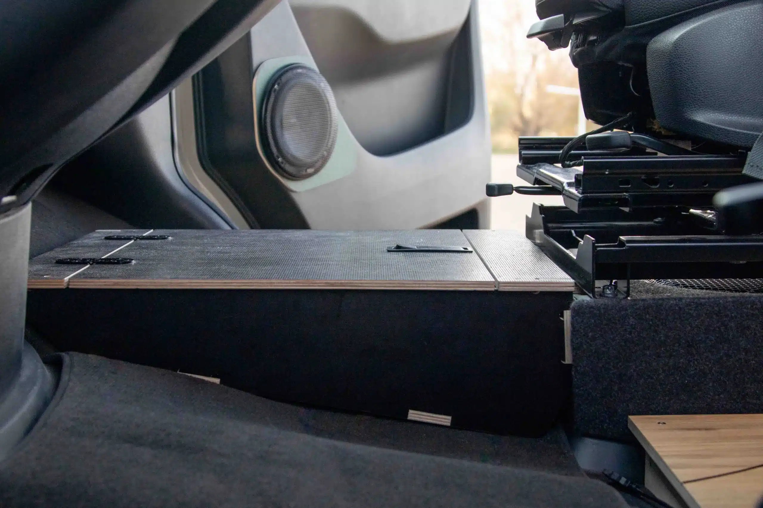 Staubox unter Fahrersitz aus HPL-beschichtetem Multiplex im Mercedes-Benz Sprinter Major Monster Camper.