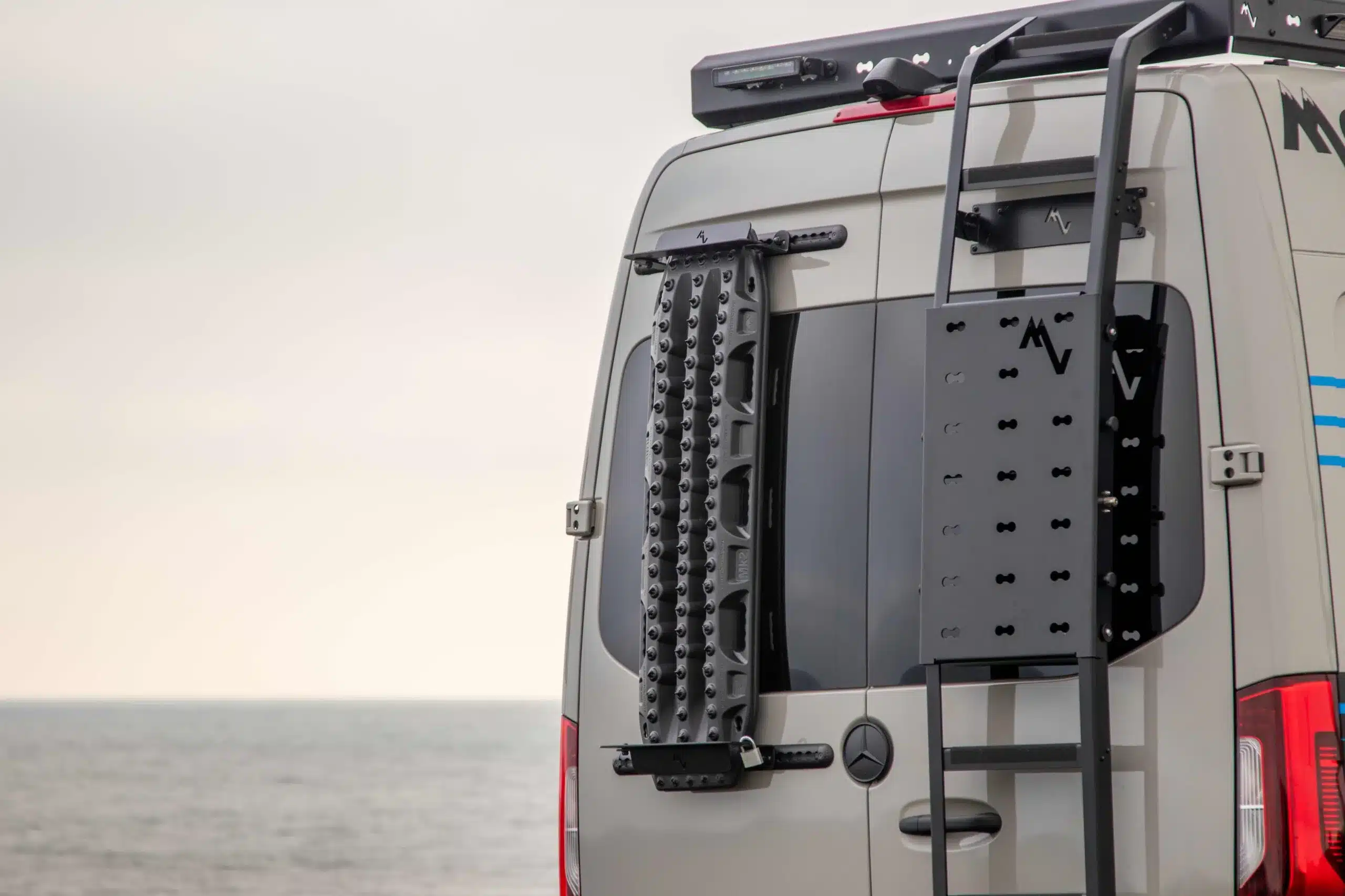 Heck des Mercedes-Benz Sprinter 419 CDI 4x4 Campervans mit montierter Heckleiter und Ausrüstungsmodulen