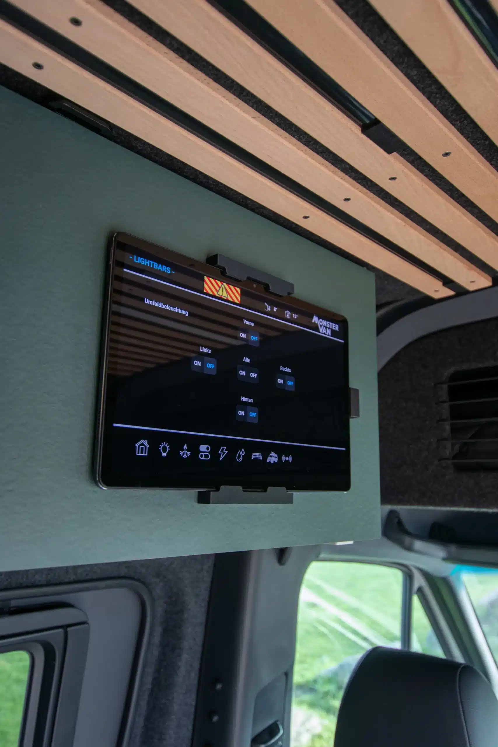 Touchdisplay zur Steuerung von Licht und Technik im Innenraum des Major Monster Campers.