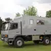 Grauer Mercedes-Benz Atego 1225 AF 4x4 mit Expeditionskabine auf einer Wiese