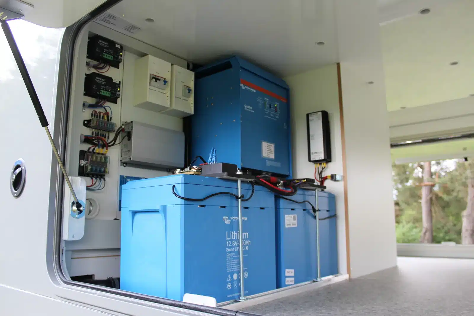 Elektrische Anlage mit blauen Lithium-Batterien, Wechselrichter und Verkabelung im Expeditionsmobil