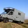 MB Sprinter 519 CDI 4x4 mit Woelcke Wohnaufbau auf einer Wiese, geländetauglich abgestellt