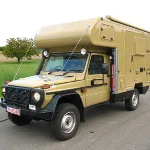 Mercedes G-Klasse Professional mit beigefarbenem Off-Road-Wohnmobilaufbau auf einer Straße