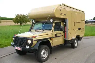 Mercedes G-Klasse Professional mit beigefarbenem Off-Road-Wohnmobilaufbau auf einer Straße