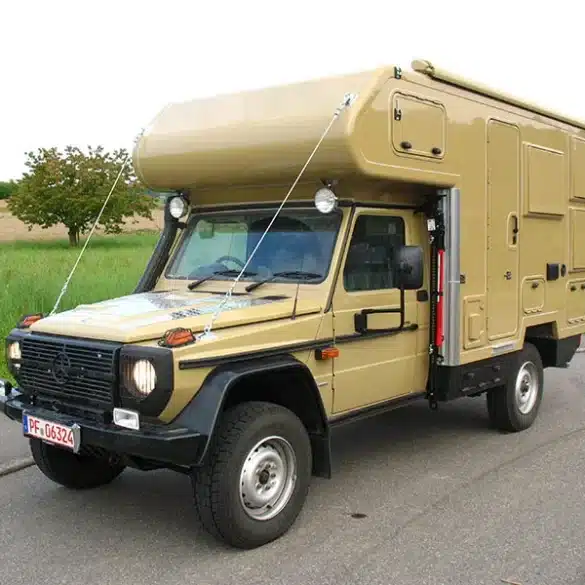 Mercedes G-Klasse Professional mit beigefarbenem Off-Road-Wohnmobilaufbau auf einer Straße