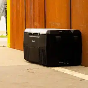 Robuste Kompressor-Kühlbox Mestic MCCHD-33 DC an einer Wand im Outdoorbereich.