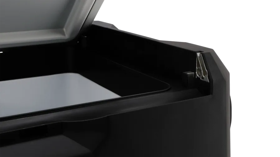 Detailaufnahme des Innenraums und Scharniers der Mestic MCCHD-33 DC Kompressorkühlbox