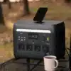 Mestic Powerstation MPS-1800x mit angeschlossenen Geräten beim Camping auf einem Tisch
