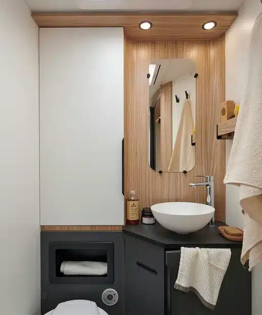 Badezimmer mit Waschbecken, Spiegel und Ablagen im MOOVEO INT-74EBF 2027 Wohnmobil