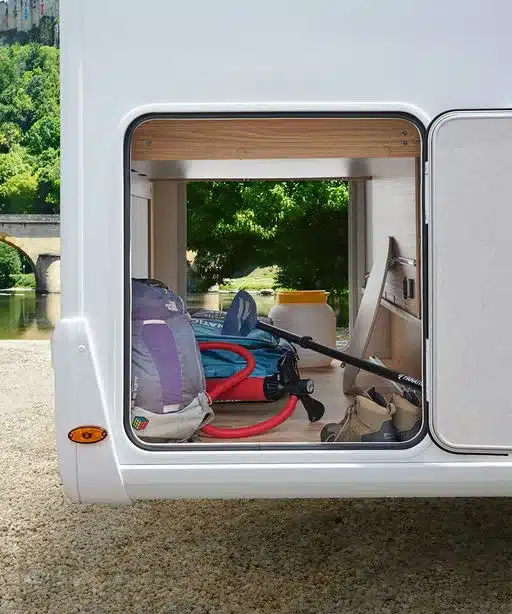 Heckgarage des MOOVEO INT-74EBF 2027 mit Stauraum für Reiseausrüstung und Gepäck