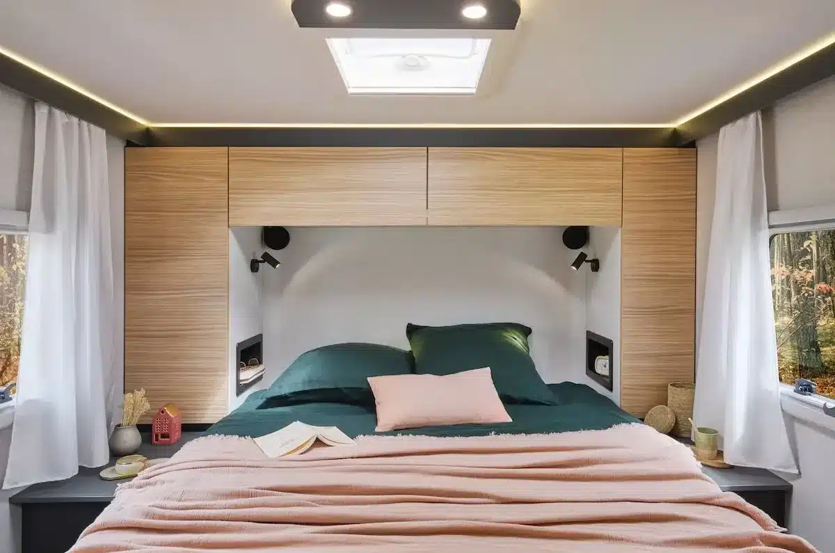 Queensbett und Stauraum im MOOVEO INT-74QBL Reisemobil