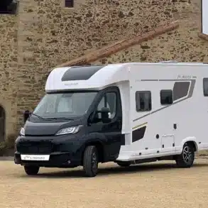 MOOVEO TEI 62DH Reisemobil, seitliche Außenansicht vor einer Steinmauer