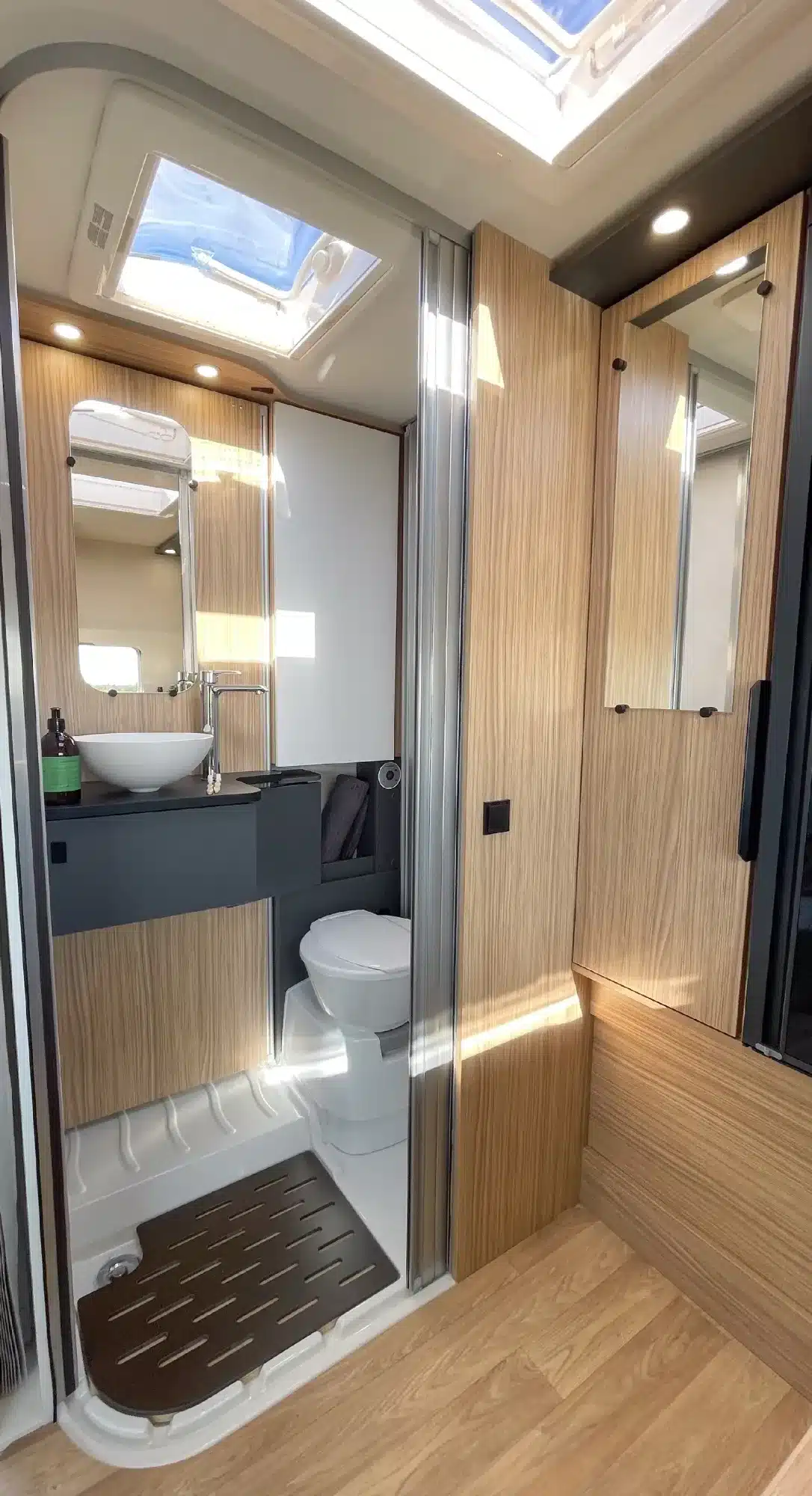 Innenansicht des Badezimmers mit Dusche und Toilette im MOOVEO TEI 62DH Reisemobil