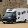 MOOVEO TEI 74QB(F) Wohnmobil seitlich vor einer Steinmauer geparkt