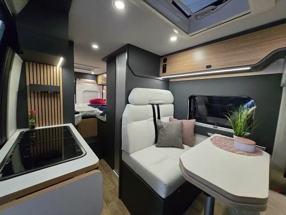 Innenraum des MOOVEO VAN 60DB mit Küche, Dinette, Dachfenster und Heckbett