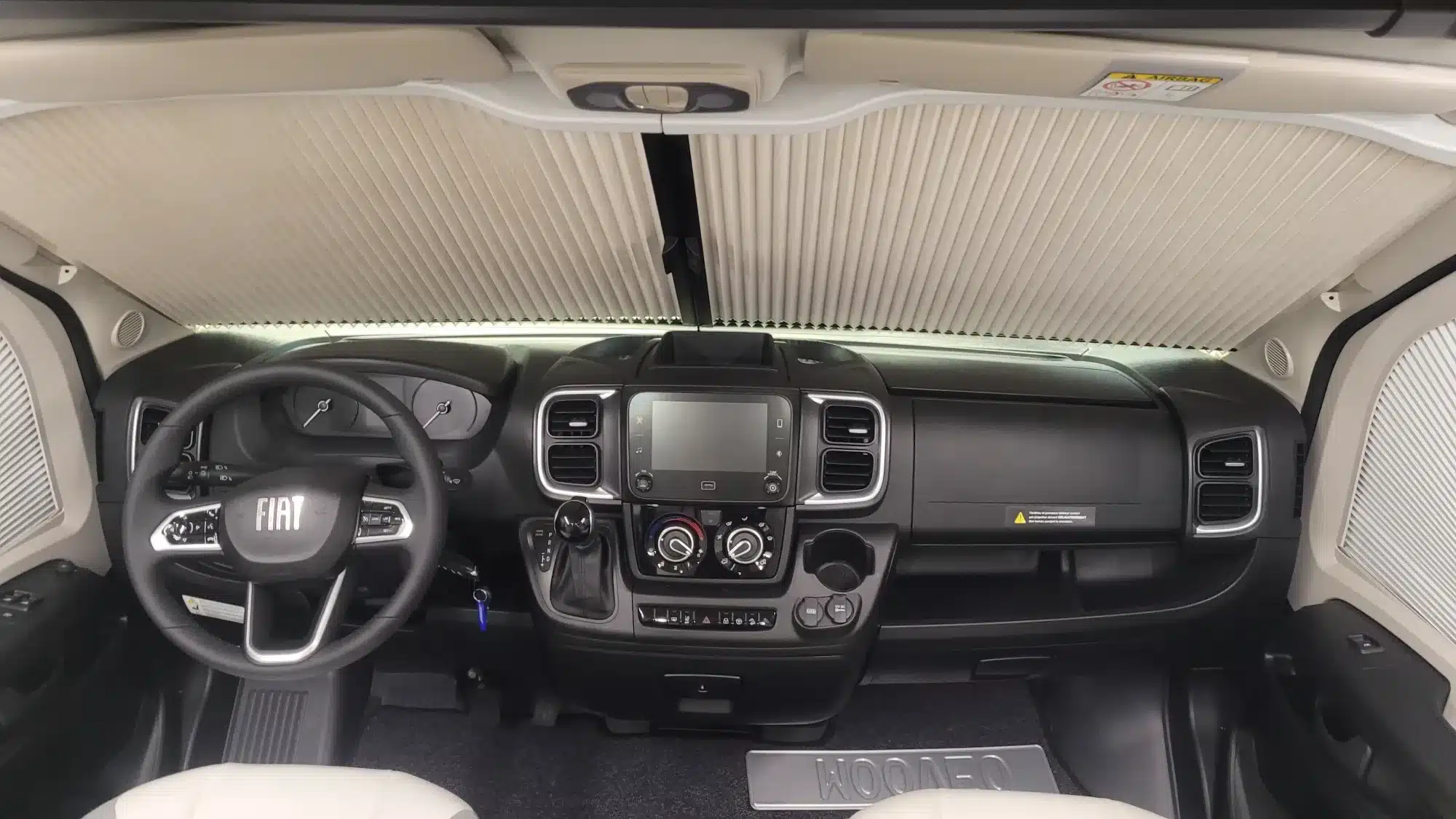 Cockpit eines Fiat-basierten MOOVEO VAN 63EB mit Lenkrad, Armaturenbrett und Zentraldisplay