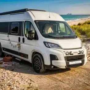Weißer MOOVEO VAN 63EB als Kastenwagen am Strand