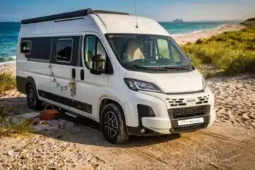 Weißer MOOVEO VAN 63EB als Kastenwagen am Strand