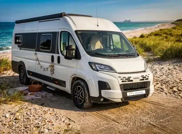 Weißer MOOVEO VAN 63EB als Kastenwagen am Strand