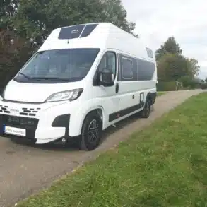 MOOVEO VAN 63XL Camping-Kastenwagen auf einer Landstraße mit hohem Dach