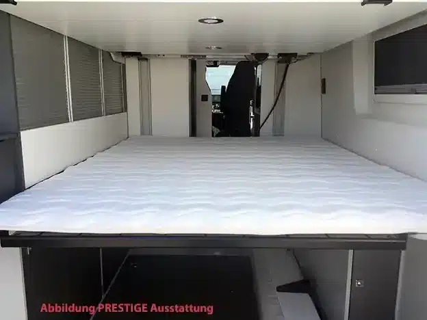Innenansicht Schlafbereich im MOOVEO VAN 63XL mit elektrisch verstellbarem Bett