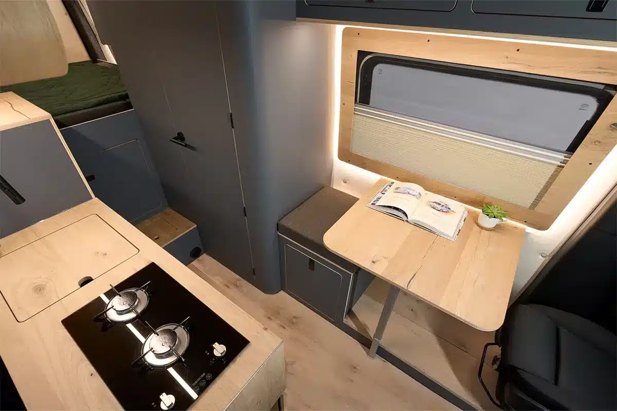 Innenraum des Morinter Campervans auf Mercedes-Benz Sprinter Basis mit Küchenecke, Sitzbank und Fenster