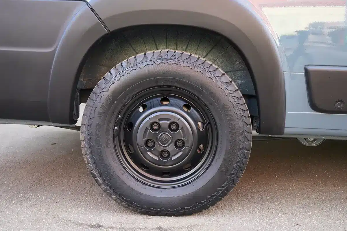 Schwarze Stahlfelge mit All-Terrain-Bereifung am FIAT Ducato Multi Racer Campervan