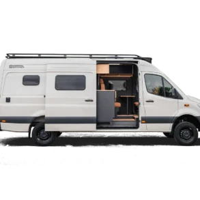 Captain Camper Nautilus, Campervan auf Mercedes-Benz Sprinter 907, Seitenansicht mit Einblick in Ausbau und Sitzbereich