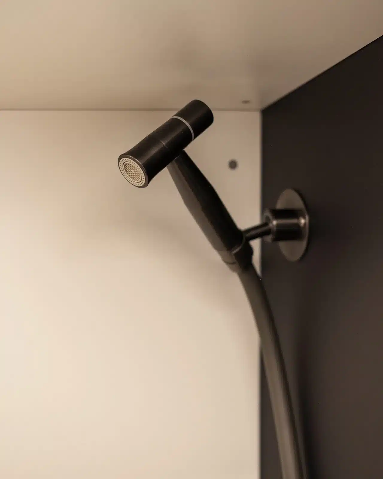 Duschkopf und Armatur in der Nasszelle des Campervans Nautilus, modernes Design in Schwarz