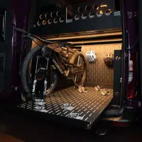Mountainbike-Heckgarage im Niffler Campervan mit ausziehbarer Plattform und montiertem Fahrrad