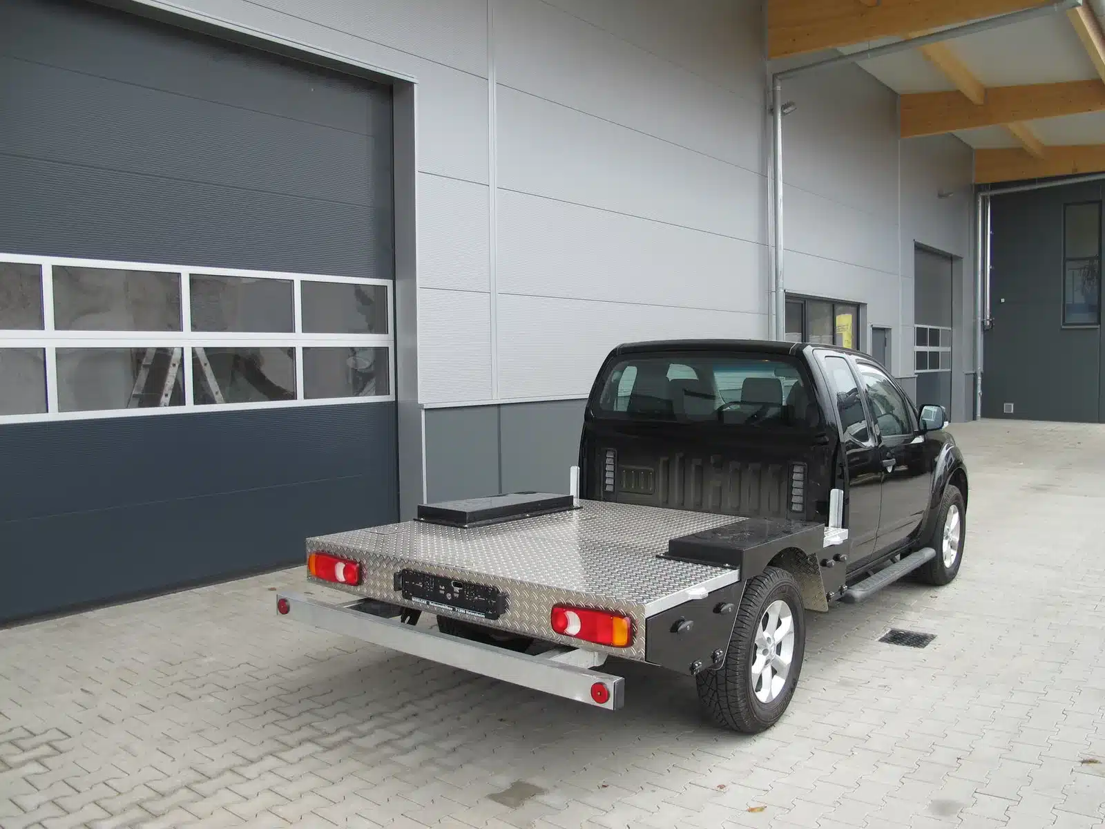 Nissan Navara mit leerer Plattform-Heckaufnahme zum Aufbau einer Absetzkabine