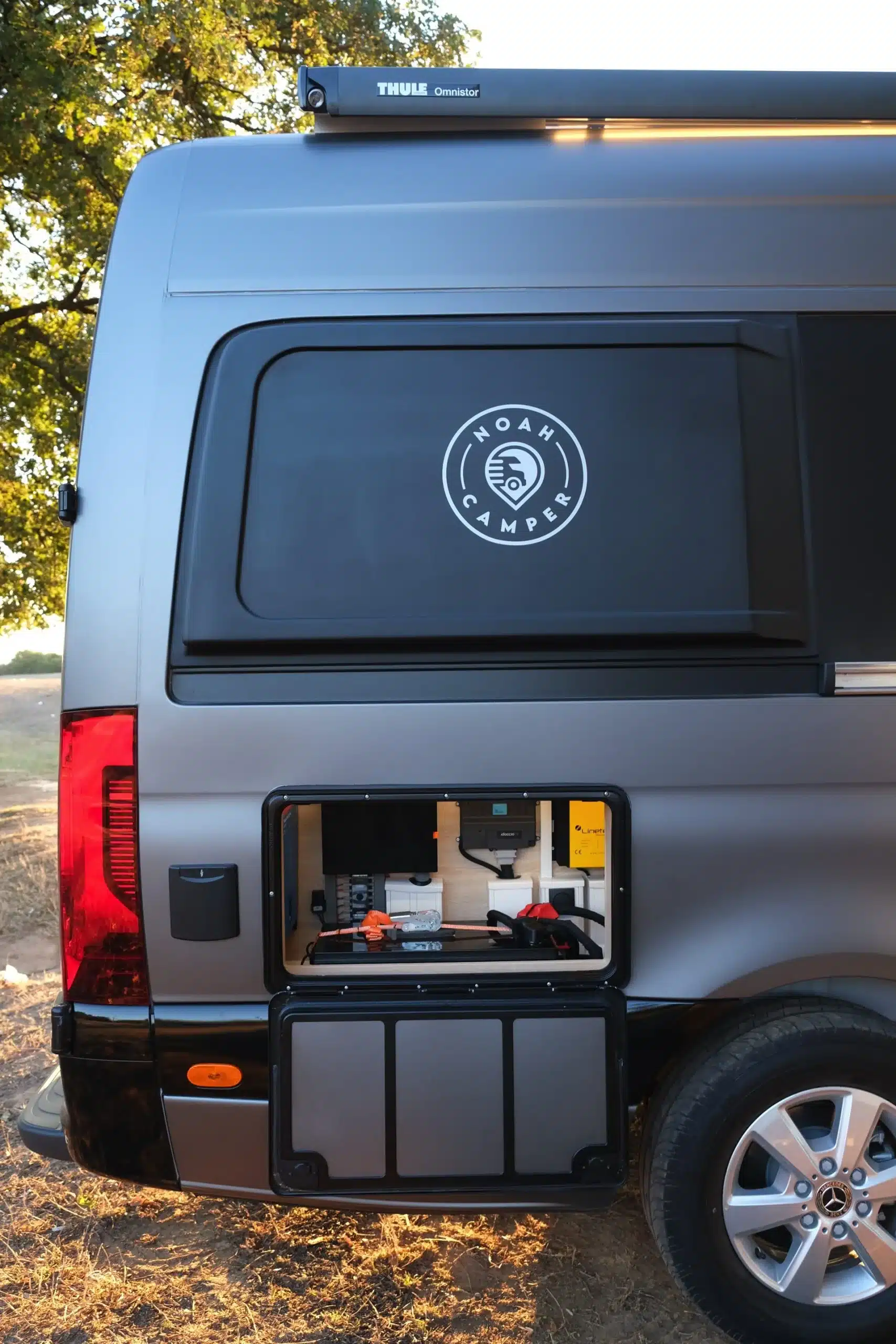 Mercedes Sprinter Campervan der Noah Platin Line mit geöffnetem Technikfach an der Seite