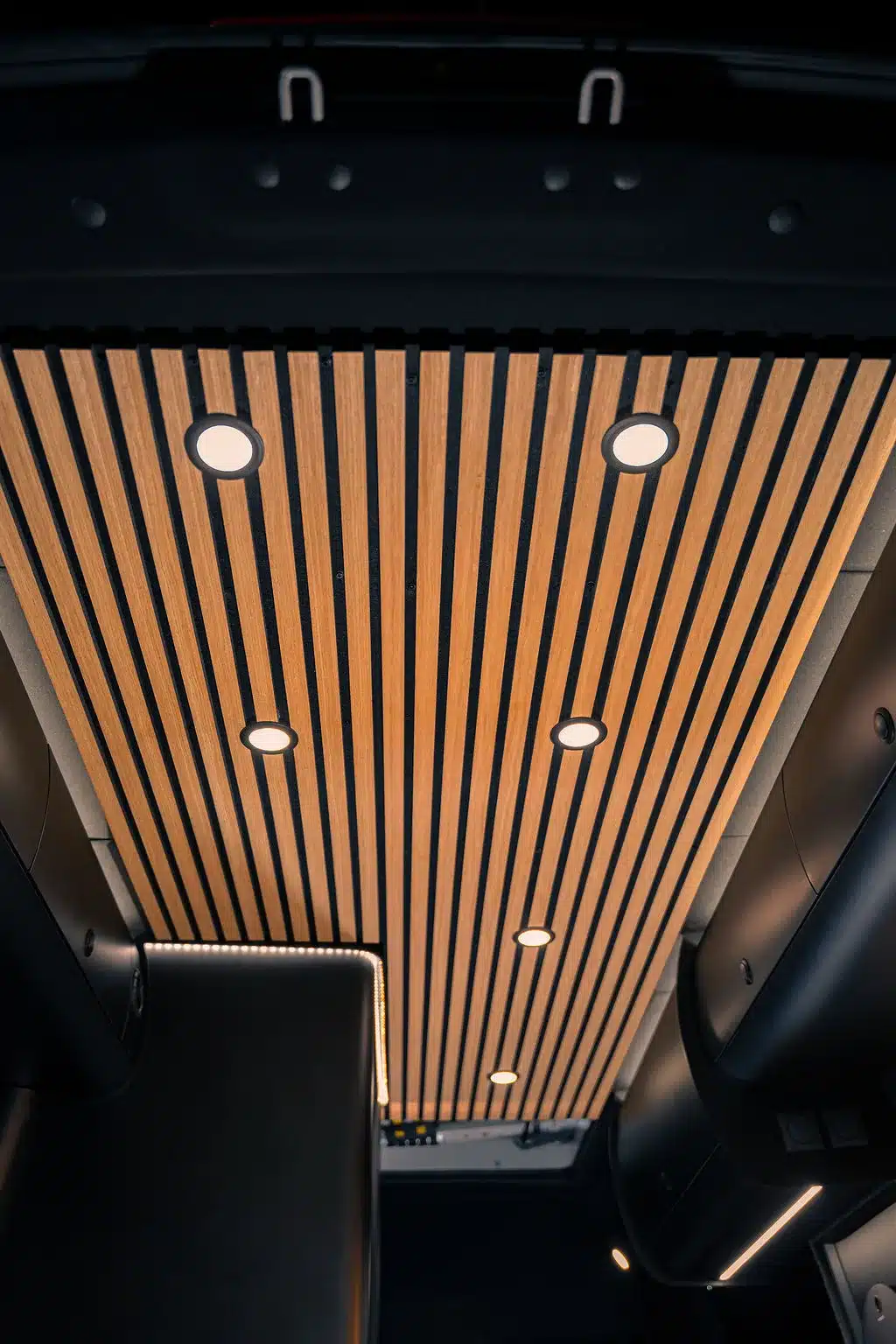 Elegante Holzlamellen-Decke mit eingebauten LED-Spots im Noah Pulse Campervan