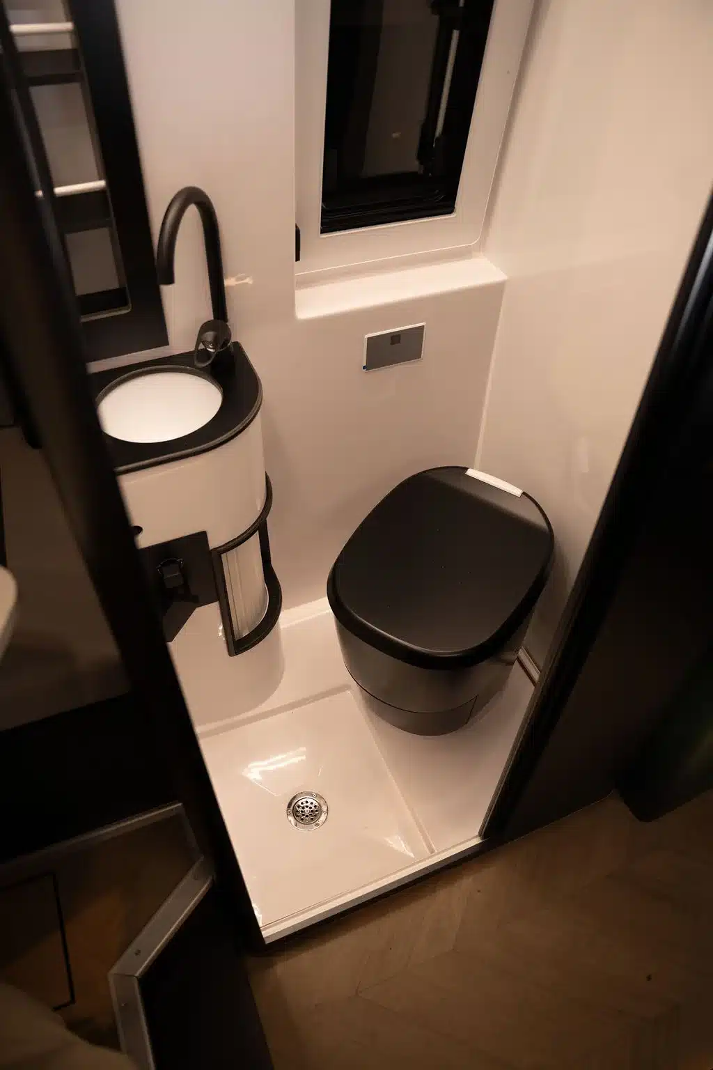 Badbereich mit Thetford-Kassetten-Toilette und Waschbecken im Noah Pulse Campervan