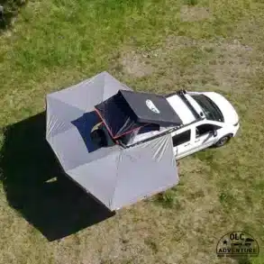 Fahrzeug mit geöffneter OLC Adventure 360° Markise und Dachzelt auf einer Wiese von oben fotografiert.