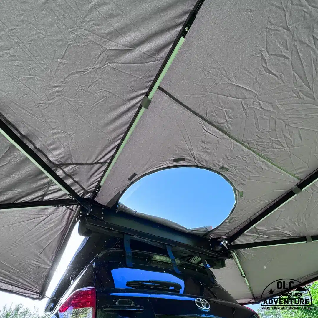 OLC Adventure 360° Markise mit Teleskoparmen und integrierten LEDs an einem Campingfahrzeug-Heck