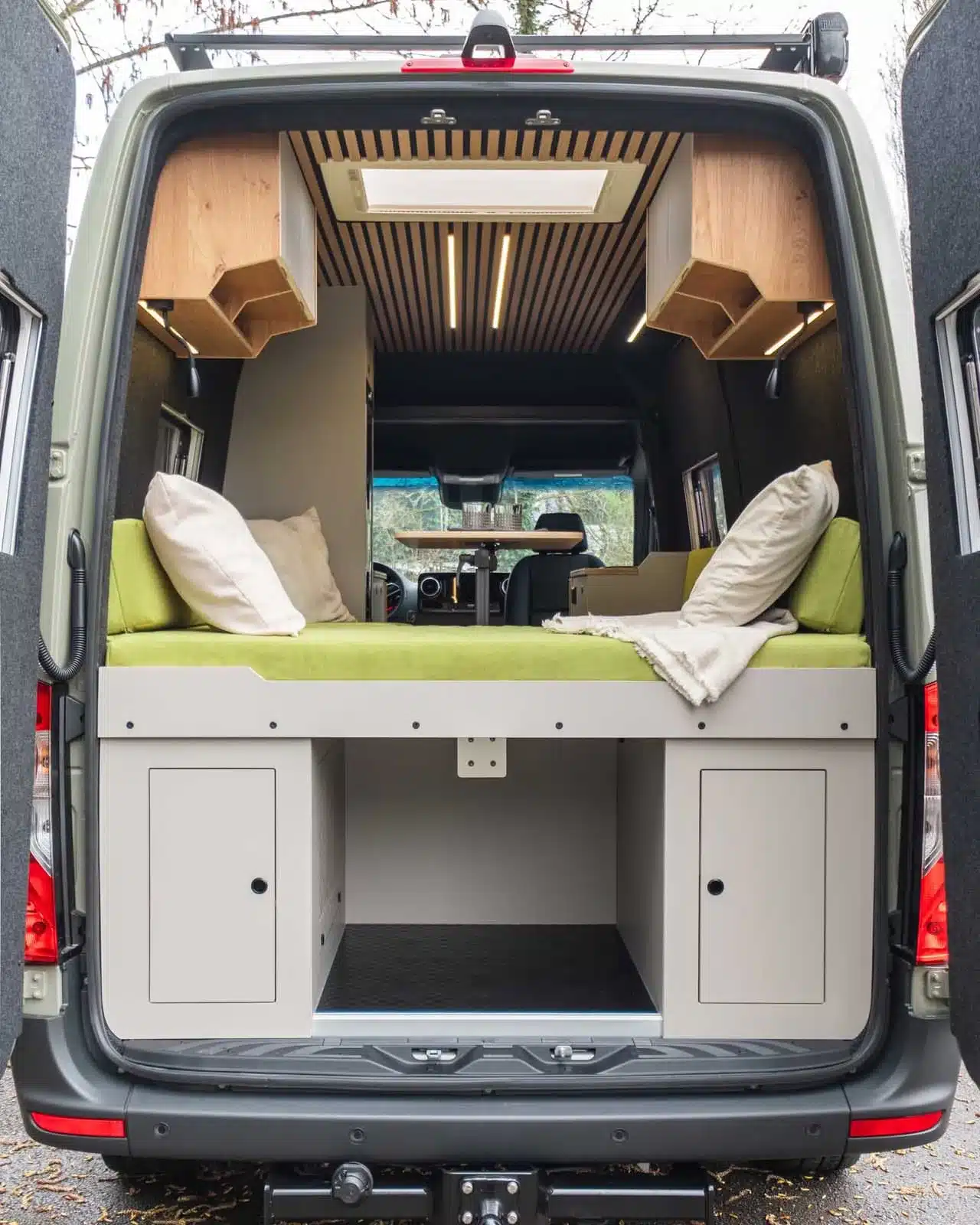 Heckansicht eines ausgebauten MB Sprinter Pacific Campervans mit Stauraum unter der Sitz- und Liegefläche