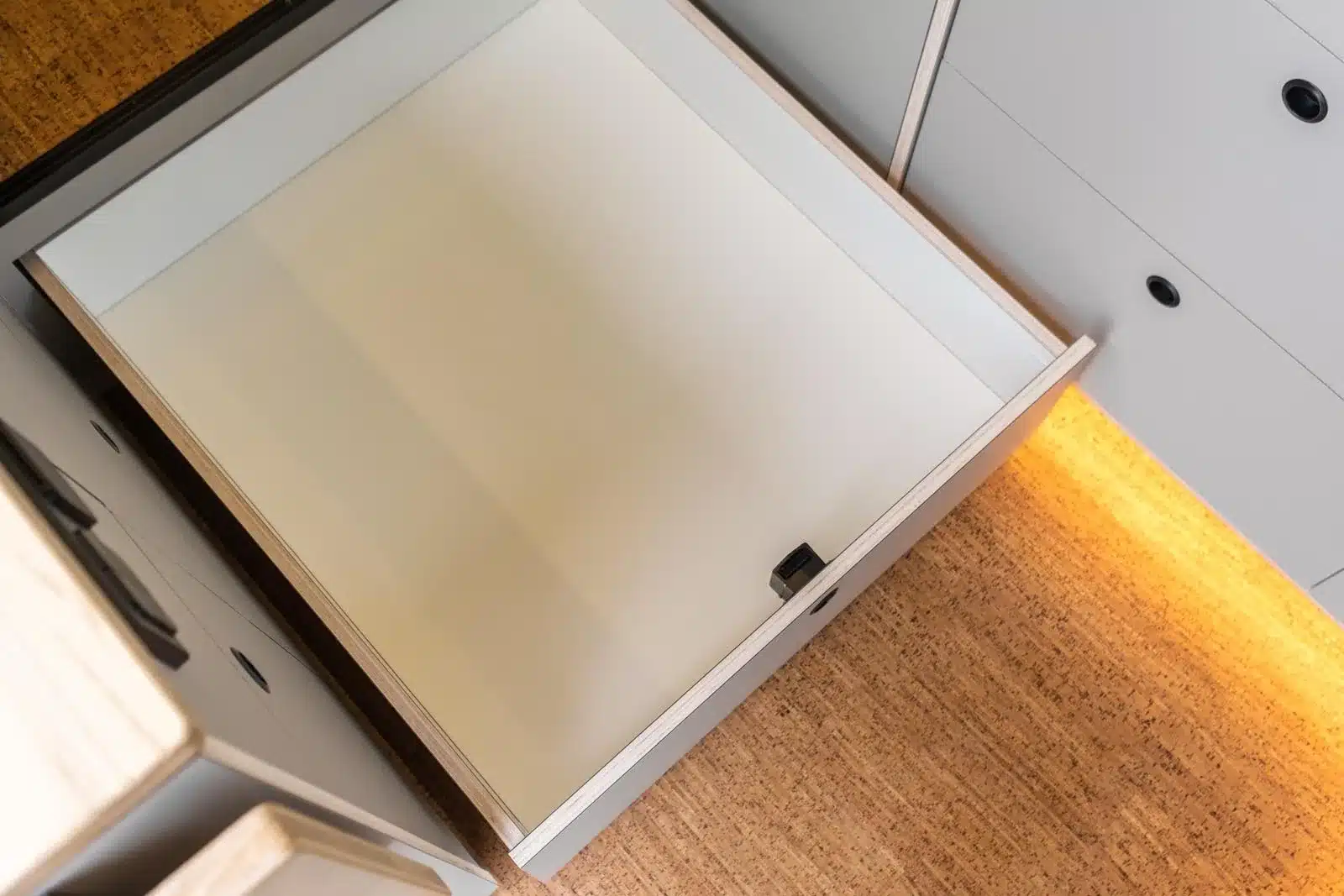 Große leere Schublade im Wohnbereich des Pacific Camper-Ausbaus, ideal für versteckten Stauraum.
