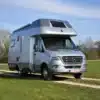 Silverdream Reisemobil auf Mercedes Sprinter-Chassis auf einer Wiese bei Tageslicht