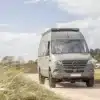 SONIC MONSTER Mercedes-Benz Sprinter 419 CDI 4x4 Offroad-Camper auf Schotterweg, outdoor fotografiert
