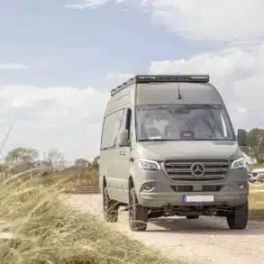 SONIC MONSTER Mercedes-Benz Sprinter 419 CDI 4x4 Offroad-Camper auf Schotterweg, outdoor fotografiert