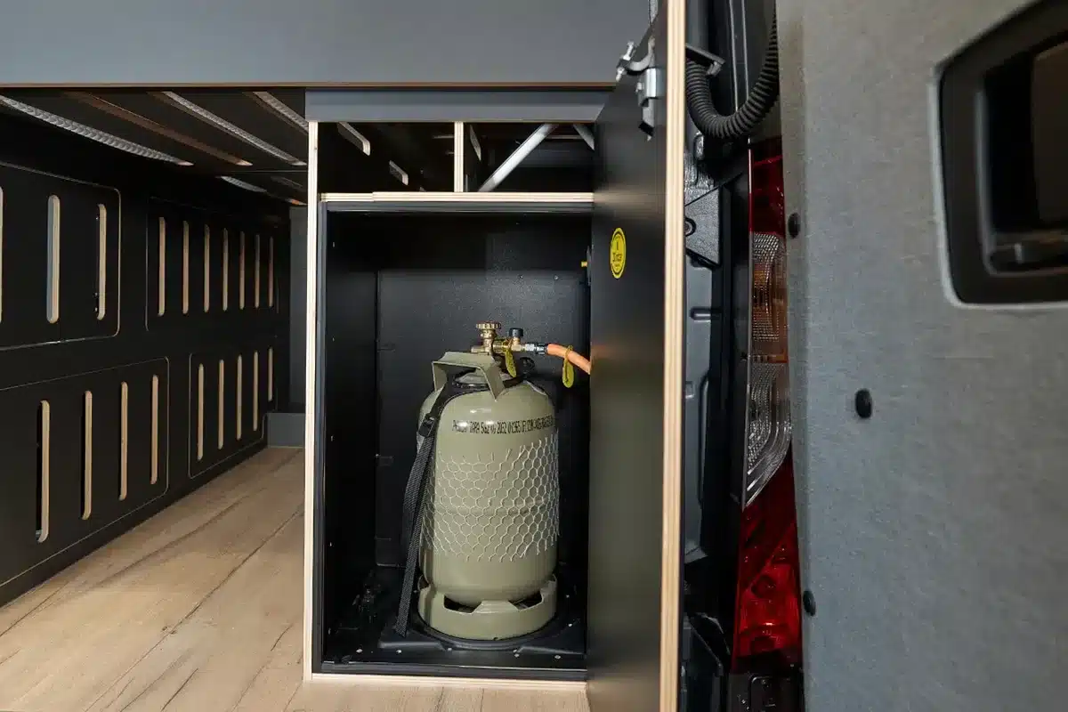 Gasflasche in einem geschlossenen Fach im Heck eines VANME Straight Edge Campervans