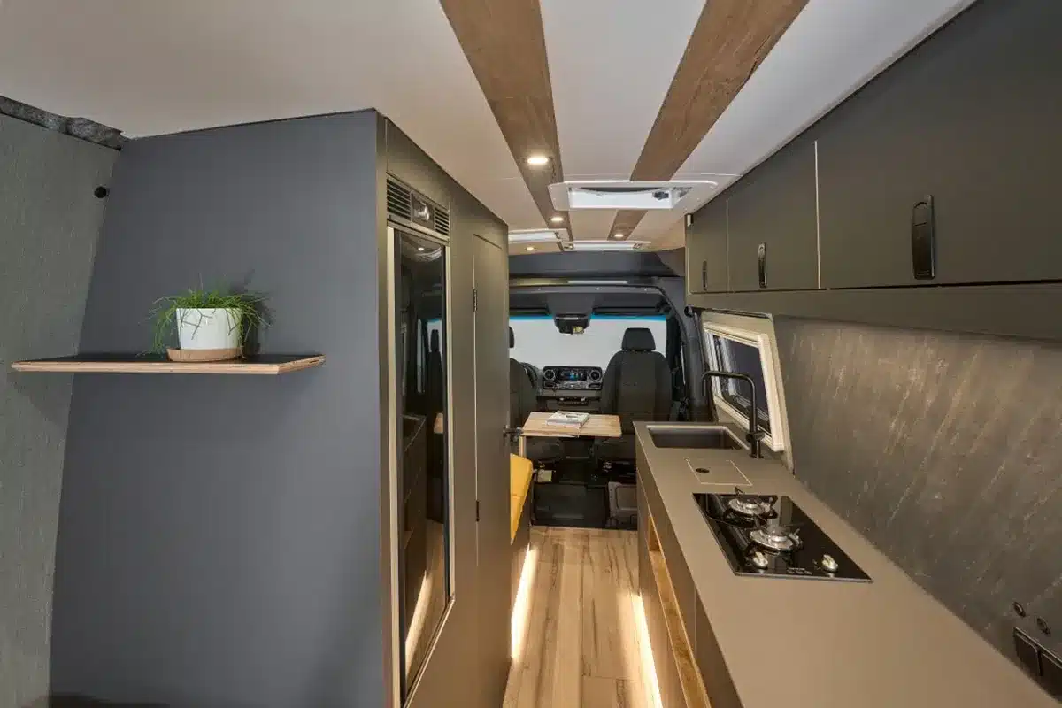 Innenraum des VANME Straight Edge mit stylischer Küche, Lounge-Bereich und klaren Linien.