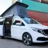 Streamline DC Elektro-Camper auf Mercedes-Benz EQV-Basis mit geöffnetem Aufstelldach