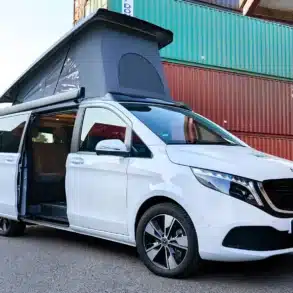 Streamline DC Elektro-Camper auf Mercedes-Benz EQV-Basis mit geöffnetem Aufstelldach