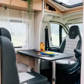 Innenraum mit Sitzgruppe, Tisch und Blick auf das Fahrerhaus im Sunlight V 67 S Adventure